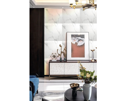 Interiér s obloženou stěnou ve vzhledu mramoru, komoda a dekorace