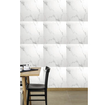 Nástěnná dekorace s bílými dlaždicemi s mramorovým vzhledem v jídelně