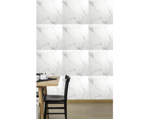 Nástěnná dekorace s bílými dlaždicemi s mramorovým vzhledem v jídelně