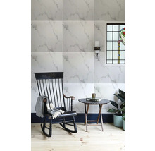 Obývací pokoj s obklady se vzhledem mramoru, houpacím křeslem a odkládacím stolkem