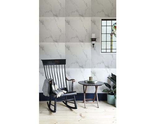 Obývací pokoj s obklady se vzhledem mramoru, houpacím křeslem a odkládacím stolkem