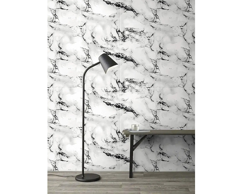 Pohled do místnosti s obkladem stěn ve vzhledu mramoru, stojací lampou a konzolou