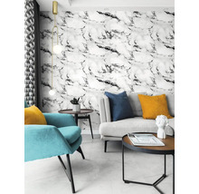 Obývací pokoj s mramorovou obkladovou stěnou, pohovkou, křeslem a odkládacími stolky pro elegantní interiér