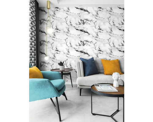 Obývací pokoj s mramorovou obkladovou stěnou, pohovkou, křeslem a odkládacími stolky pro elegantní interiér