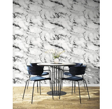 Scéna s mramorovými obkladačkami, jídelním stolem a židlemi