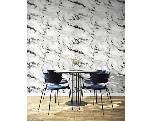 Scéna s mramorovými obkladačkami, jídelním stolem a židlemi