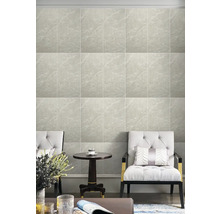 Nástěnná dekorace s obklady v mramorovém vzhledu, kombinovaná s nábytkem pro stylový interiér