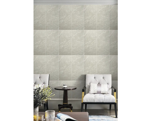 Nástěnná dekorace s obklady v mramorovém vzhledu, kombinovaná s nábytkem pro stylový interiér