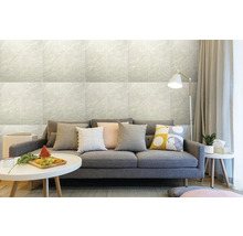 Obývací pokoj s obkladovou stěnou ve vzhledu mramoru, pohovkou a odkládacím stolkem.