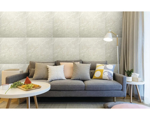 Obývací pokoj s obkladovou stěnou ve vzhledu mramoru, pohovkou a odkládacím stolkem.