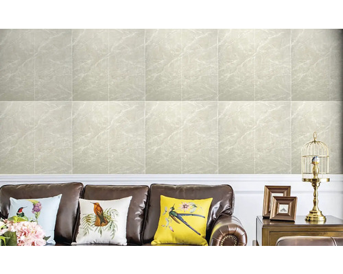 Obývací pokoj s obkladem stěn se vzhledem mramoru a hnědou koženou pohovkou