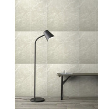 Pohled do místnosti s podlahovými a nástěnnými dlaždicemi se vzhledem mramoru, stojací lampou a lavicí