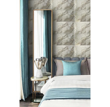 Ložnice s obkladem stěn ve vzhledu mramoru, zrcadlem a nočním stolkem