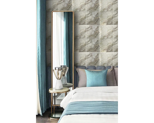 Ložnice s obkladem stěn ve vzhledu mramoru, zrcadlem a nočním stolkem