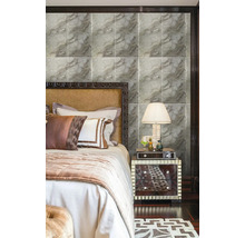 Detailní pohled na ložnici s obkládanou stěnou ve vzhledu mramoru, nočním stolkem a postelí