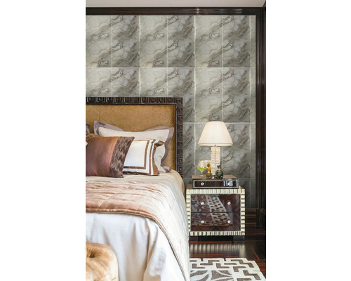 Detailní pohled na ložnici s obkládanou stěnou ve vzhledu mramoru, nočním stolkem a postelí