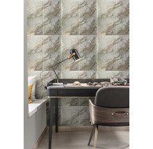 Scéna se stěnou obloženou mramorovými dlaždicemi, stolem a židlí.