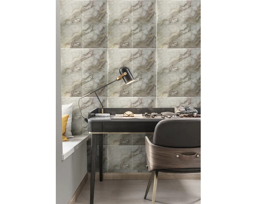 Scéna se stěnou obloženou mramorovými dlaždicemi, stolem a židlí.