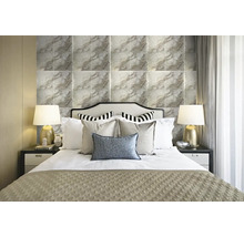 Ložnice s postelí, nočními stolky a obkladem stěn se vzhledem mramoru