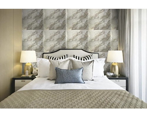 Ložnice s postelí, nočními stolky a obkladem stěn se vzhledem mramoru