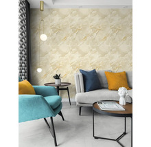 Obývací pokoj s obklady stěn se vzhledem mramoru, pohovkou a křeslem