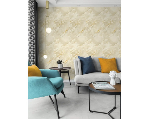 Obývací pokoj s obklady stěn se vzhledem mramoru, pohovkou a křeslem