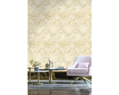 Design stěn s čtvercovými dlaždicemi se vzhledem mramoru v obývacím pokoji