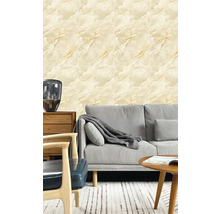 Obývací pokoj s pohovkou, stolem a nástěnnými dlaždicemi se vzhledem mramoru