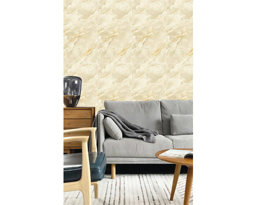 Obývací pokoj s pohovkou, stolem a nástěnnými dlaždicemi se vzhledem mramoru