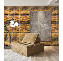 Obývací pokoj s tapetou z cihel, křeslem a uměleckým dílem pro stylový interiér.