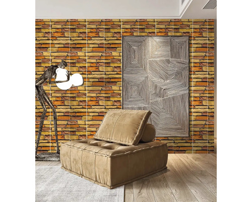 Obývací pokoj s tapetou z cihel, křeslem a uměleckým dílem pro stylový interiér.