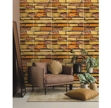 Obývací pokoj s hnědým křeslem, polštáři a obkladem stěn se vzhledem cihel