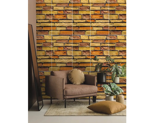 Obývací pokoj s hnědým křeslem, polštáři a obkladem stěn se vzhledem cihel