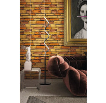 Moderní design interiéru se zakřivenou stojací lampou, křeslem a dekorací