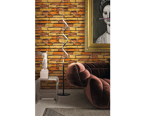 Moderní design interiéru se zakřivenou stojací lampou, křeslem a dekorací