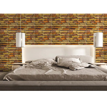 Ložnice s postelí a designem stěn s cihlovým vzhledem