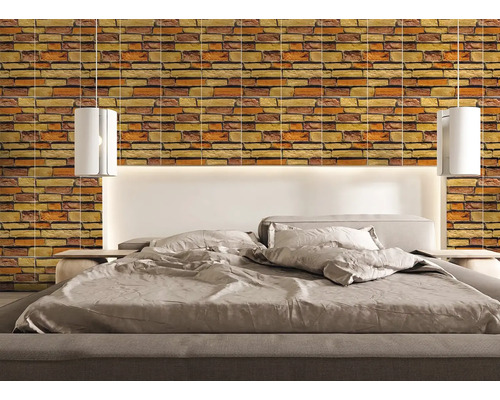 Ložnice s postelí a designem stěn s cihlovým vzhledem