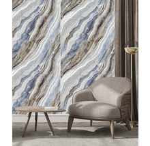 Obývací pokoj s křeslem, stolem a tapetou s mramorovým vzhledem