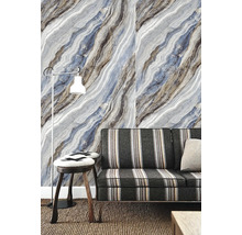 Obývací pokoj s mramorovou tapetou, pohovkou a stojací lampou