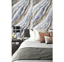 Ložnice s mramorovou tapetou, postelí a nočním stolkem