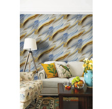 Obývací pokoj s tapetou se vzorem, pohovkou a dekoracemi