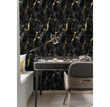 Scéna s černými obkladačkami se vzhledem mramoru a zlatými akcenty, kombinovaná s psacím stolem a židlí.