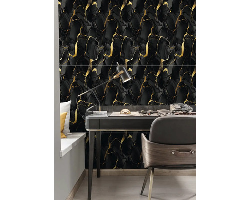 Scéna s černými obkladačkami se vzhledem mramoru a zlatými akcenty, kombinovaná s psacím stolem a židlí.
