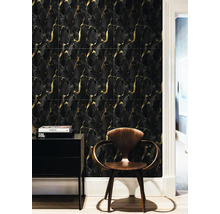 Nástěnná dekorace s dlaždicemi ve vzhledu mramoru, tmavý odstín a zlaté akcenty, kombinovaná se skříňkou a dřevěnou židlí.