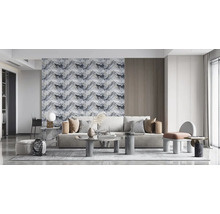 Světlý obývací pokoj s pohovkou, konferenčním stolkem a dekorativním obkladem stěn