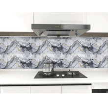 Kuchyňská zástěna se vzorem mramoru nad varnou deskou