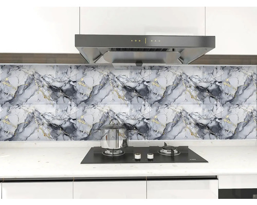 Kuchyňská zástěna se vzorem mramoru nad varnou deskou