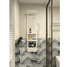 Koupelna s policemi a sprchovou hlavicí na zdi