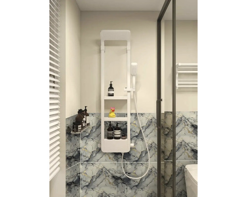 Koupelna s policemi a sprchovou hlavicí na zdi