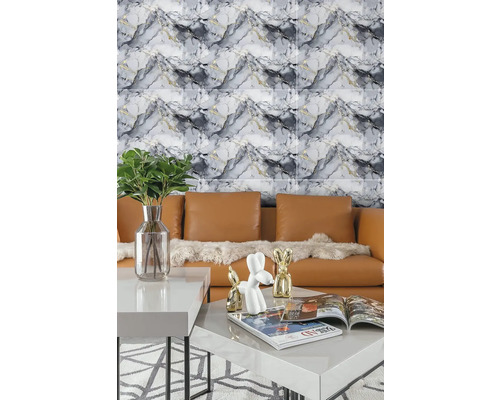 Obývací pokoj s obklady se vzhledem mramoru, pohovkou a konferenčním stolkem